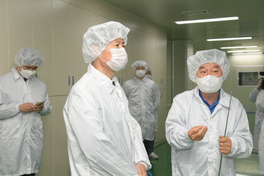 김강립 식품의약품안전처장이 12일 충남 천안시 소재 주사제 업체 '동아에스티'에 방문해 제조 현장을 살펴보고 있다.. 식약처 제공.